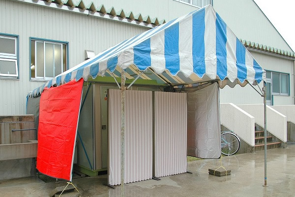 長岡市中学校の体育館に設置