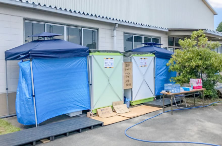 シャワー室の入口の前にテントで目隠し