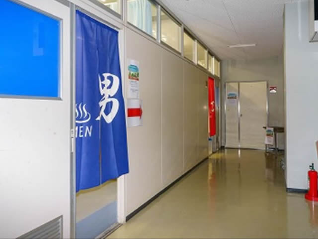シャワー室の入り口は男女を暖簾で仕切り