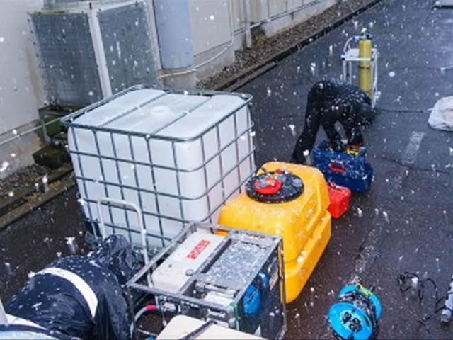 屋外にボイラー・給水タンク・排水受けタンクを設置