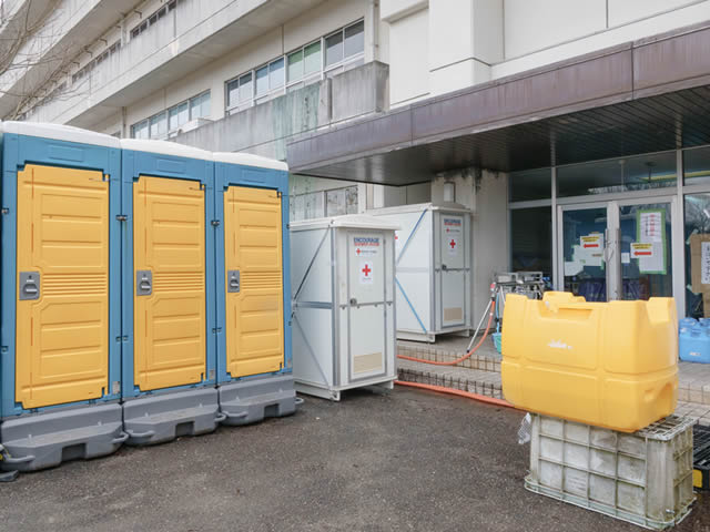 赤十字がついているのが、タニモトのコインシャワーとなります