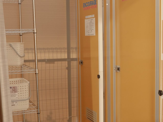 シャワールームの入り口(扉の奥に更衣室とシャワールーム)