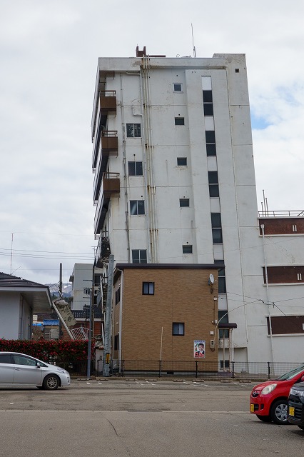 ビルが傾いている様子