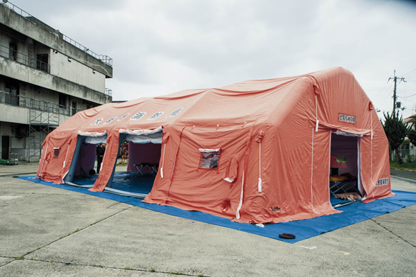 隊員１００名を収容できる大型エアーテント 